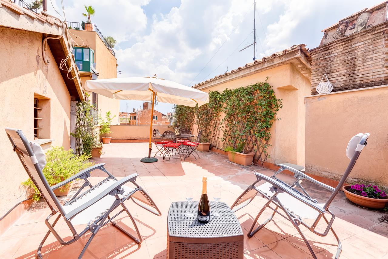 Romantic House With Terrace Exterior foto
